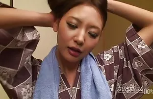 सेक्सी किमोनो केटीसँग डर्टी वृद्ध मानिस खेलौना खेल्छन्।