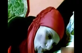 अरब केटीले रातो हिजाबको साथ लंड चुसाई