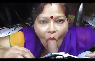 देसी आंटी दिन्छिन् र पिए पनि