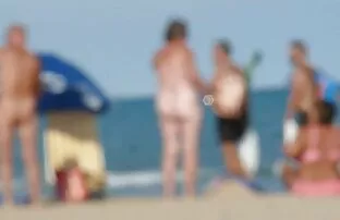 द्वारा यात्रीहरू साथ nudist समुद्र तट मा हेर्नुहोस्!
