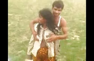 देसी भारतीय बिग आब आन्टीले आउटडोर भाग caught लाई समातिन्