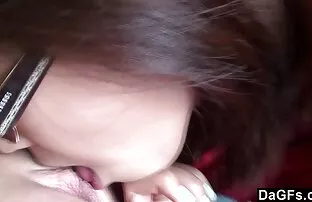 प्यारा एशियाली किशोरी उनको साथी मा तल जान्छ