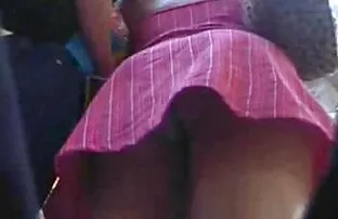Upskirt-गुलाबी स्कर्टमा केटी