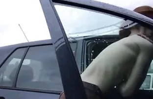 एक परिपक्व महिलाको साथ सानो खाली