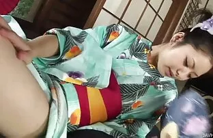 Kinky Hana उनी छिटो सम्म उनको बिल्ली खेल्न बोतल प्रयोग गर्दछ