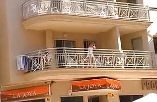 बालकनीमा पन्टीहरू बिना लुकेको क्याम केटी