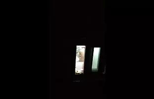 कोरियाली केटी विन्डो भ्यूर देखाउँदै