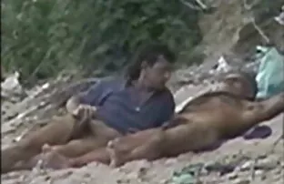 समुद्र तटमा समलि naked्गी ना naked्गो समातिए