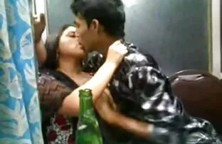 चुरीदारमा भारतीय देसी केटी