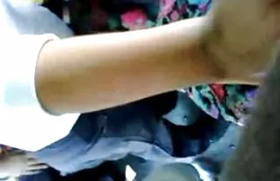 जवान केटीले केटालाई बसमा उसको डिक रब्ब गर्न अनुमति दिन्छ