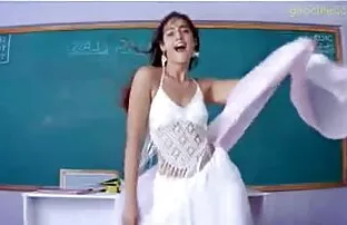अभिनेत्री इलियाना एक शिक्षकको रूपमा