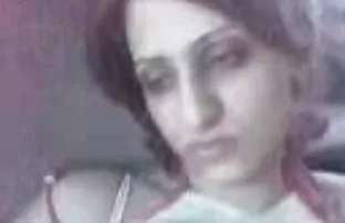 त्यो बोसो अरबी बिरालोको साथ खेल्दै