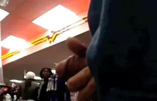 वयस्क पुस्तक पसल उठ्छ