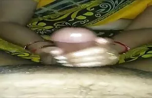 देसी भाभी लंडमा तेल मालिश गर्दै