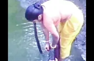 बंगला देशी गाउँ भाभी सार्वजनिक रूपमा नुहाउने