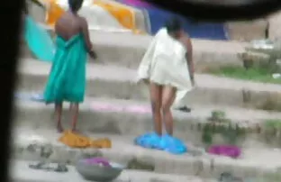 नदीमा नुहाउने भारतीय काकी 3