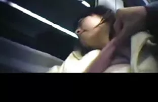 ट्रेन छुने जापानी केटी र boob मा विकृत