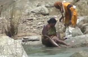 हिडन क्यामको साथ नदीमा लेडी आउटडोर नुहाउने