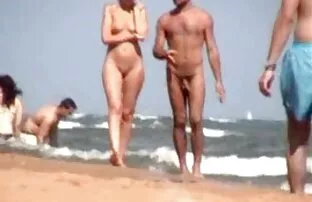 न्यूडिस्ट समुद्र तटमा गोरा