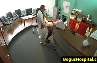 अस्पताल निरीक्षक डेस्कमा डाक्टर