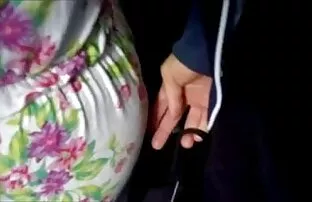 उनी मन पराउँछिन् कि मैले उसलाई बसमा उसको गधा छोयो।