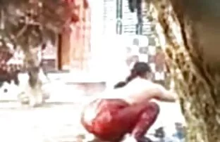 नुहाउने आन्टी, नुहाउँदै
