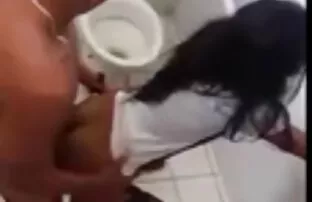 शौचालयमा स्कूल केटी-लुकाइएको क्याम Fuck केटा