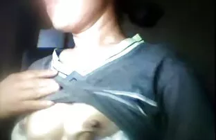 चिनियाँ केटी छाती छाती टाढा छ जबकि