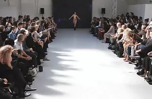सार्वजनिक catwalk मोडल फेसन शो मा सेक्सी नग्न