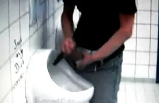 सार्वजनिक शौचालयमा Azeri ठूलो मुर्ख jerking