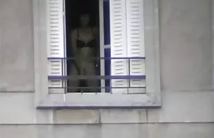 श्रीमतीले आफैलाई देखाउँदै