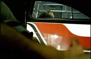 केटी रेल मा डिक कम हेर्दै