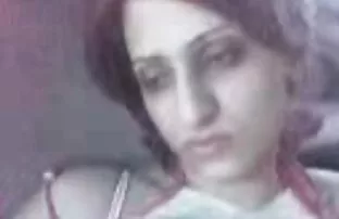 त्यो बोसो अरबी बिरालोको साथ खेल्दै