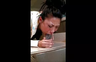 सानो केली पुसीको लागि किचन ग्यागिंग गला