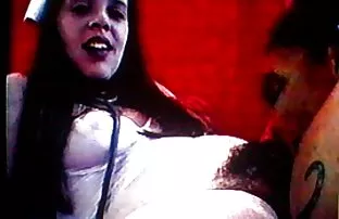 कपाल सेतो केटी कालो मानिस द्वारा टक्कर दिन्छ।