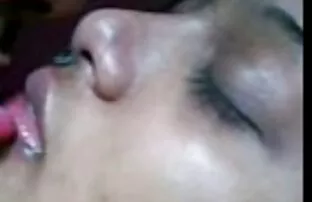 देसी बंग्लादेश प्रेमी सेक्स पछि चुम्बन गर्दै