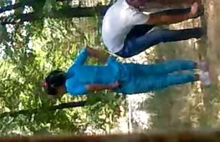 पार्कमा प्रेमीहरू