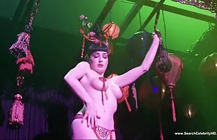 भॉन टॉपलेस स्ट्रिपटीज