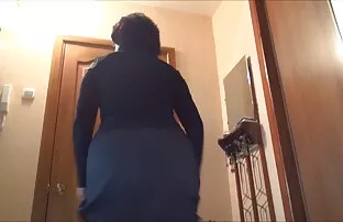 मेरी आमा उनको गधा देखाउँदै