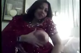 तातो भारतीय केटीले उनको ठूला स्तन, बिल्ली शो देखाउँदछ